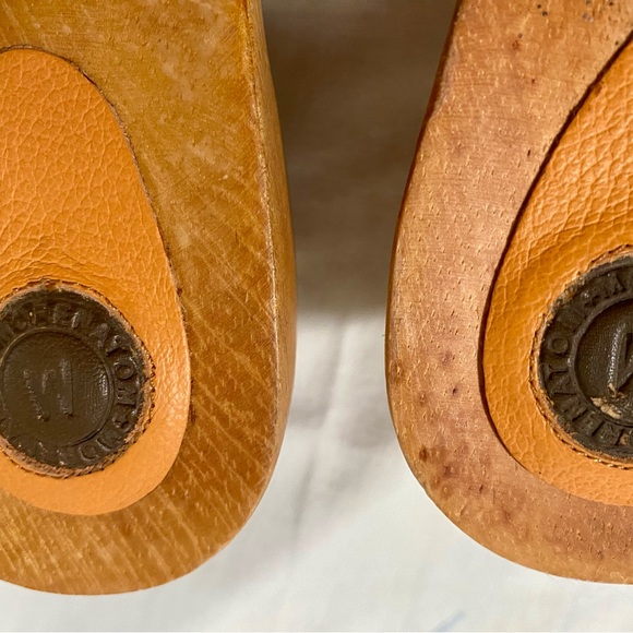 Wooden clogs with colorful crocheted flowers. - Picture 4 of 5